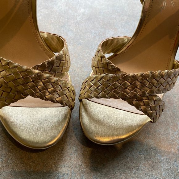 STUNNING GOLD HEELS! Perfect for the holidays or a special date! Size 6.… - Picture 4 of 5